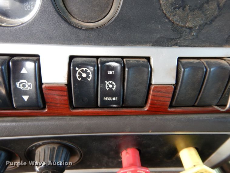 image for item DG4202 2007 Kenworth T800 semi truck