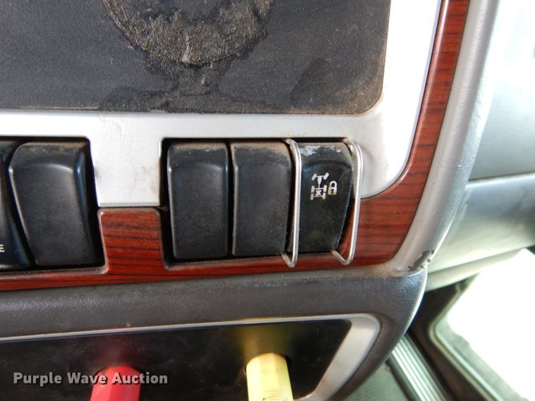 image for item DG4202 2007 Kenworth T800 semi truck