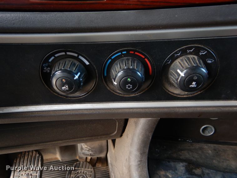 image for item DG4202 2007 Kenworth T800 semi truck