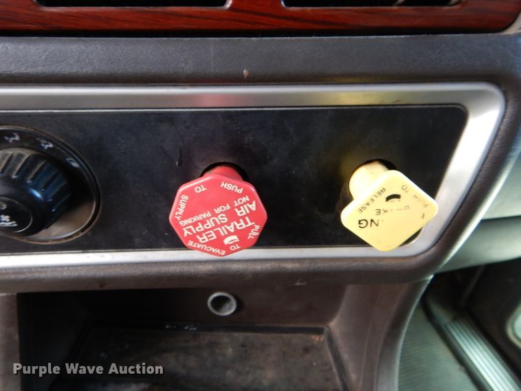 image for item DG4202 2007 Kenworth T800 semi truck