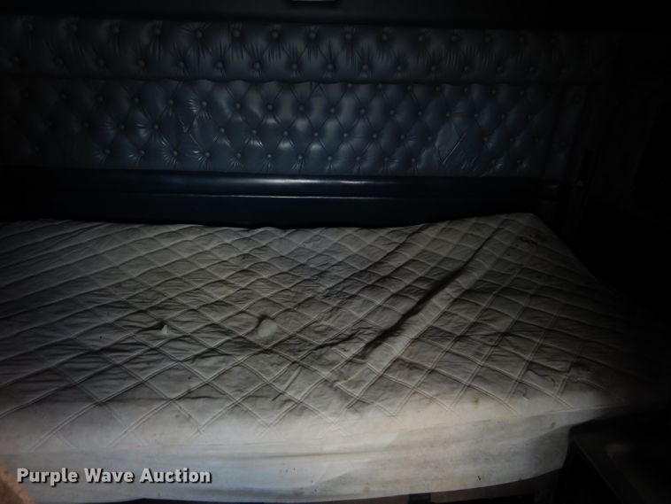 image for item DG4202 2007 Kenworth T800 semi truck