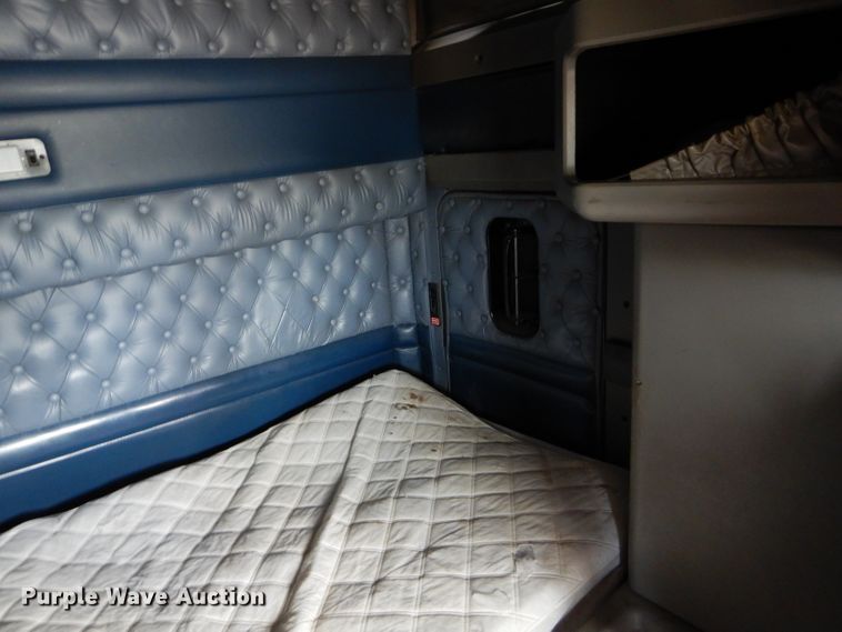 image for item DG4202 2007 Kenworth T800 semi truck