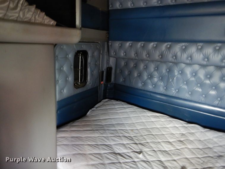 image for item DG4202 2007 Kenworth T800 semi truck