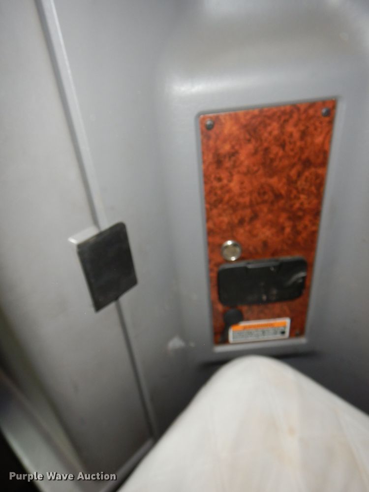 image for item DG4202 2007 Kenworth T800 semi truck