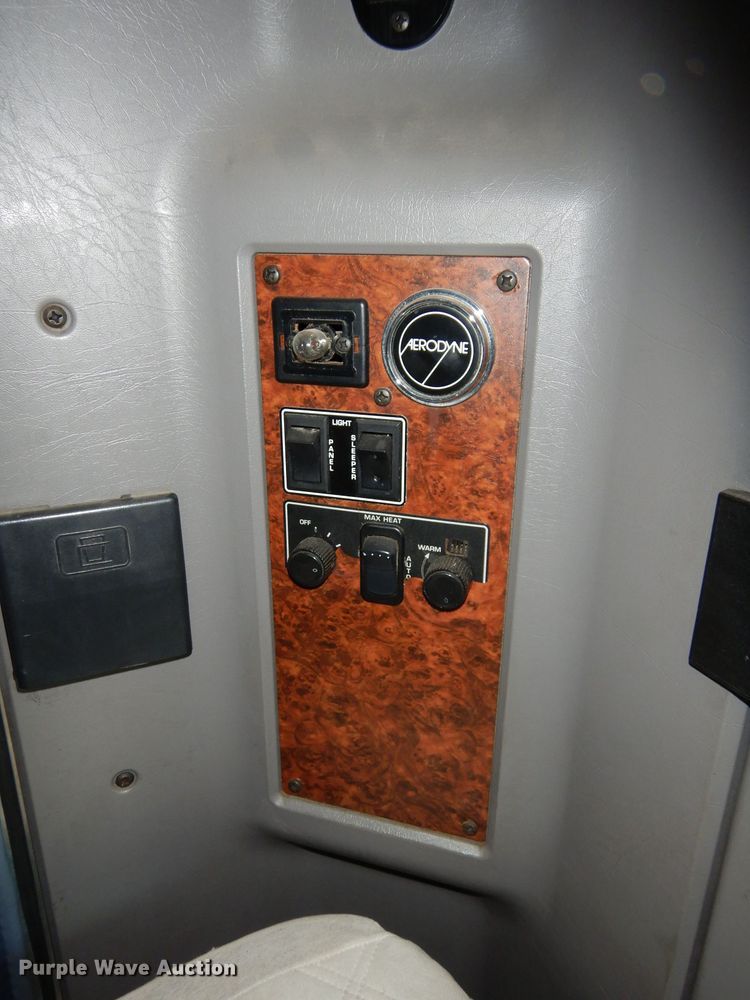 image for item DG4202 2007 Kenworth T800 semi truck