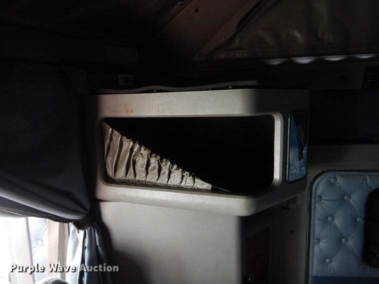 image for item DG4202 2007 Kenworth T800 semi truck