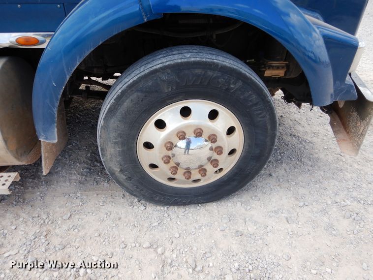 image for item DG4202 2007 Kenworth T800 semi truck