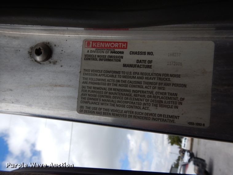 image for item DG4202 2007 Kenworth T800 semi truck