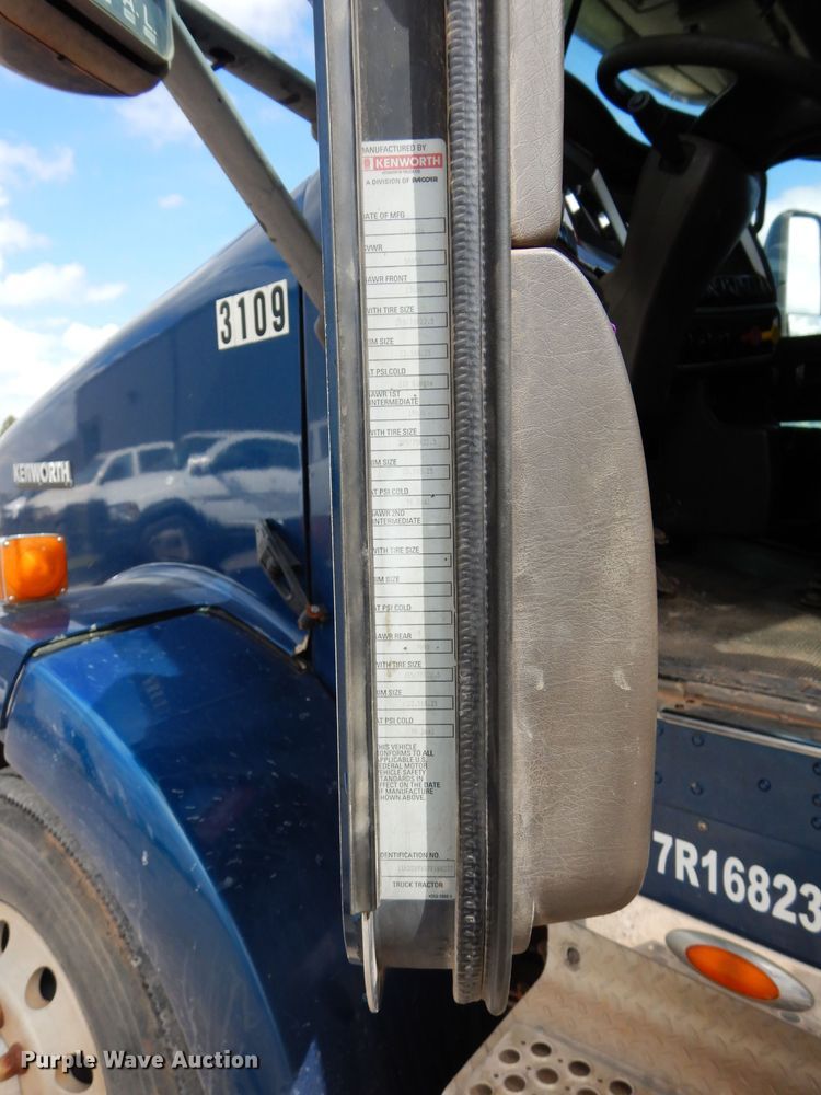 image for item DG4202 2007 Kenworth T800 semi truck