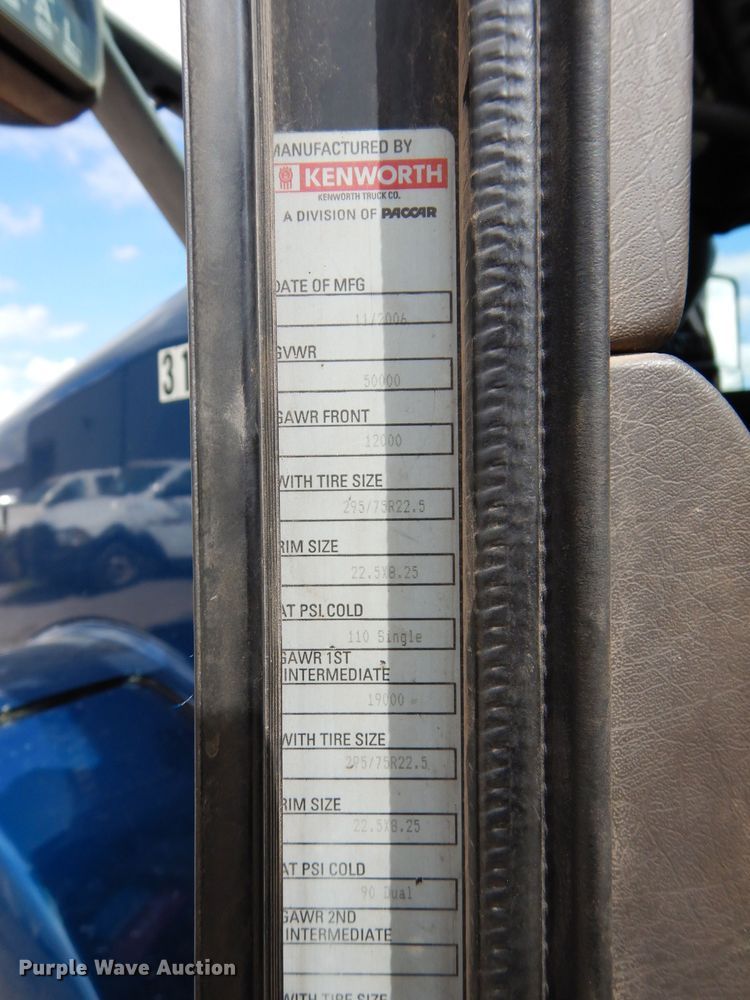 image for item DG4202 2007 Kenworth T800 semi truck