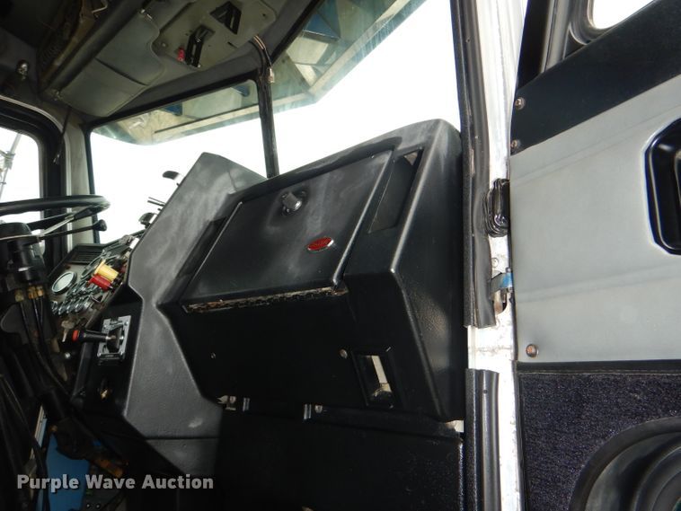 image for item DG4846 1998 Peterbilt 379 semi truck