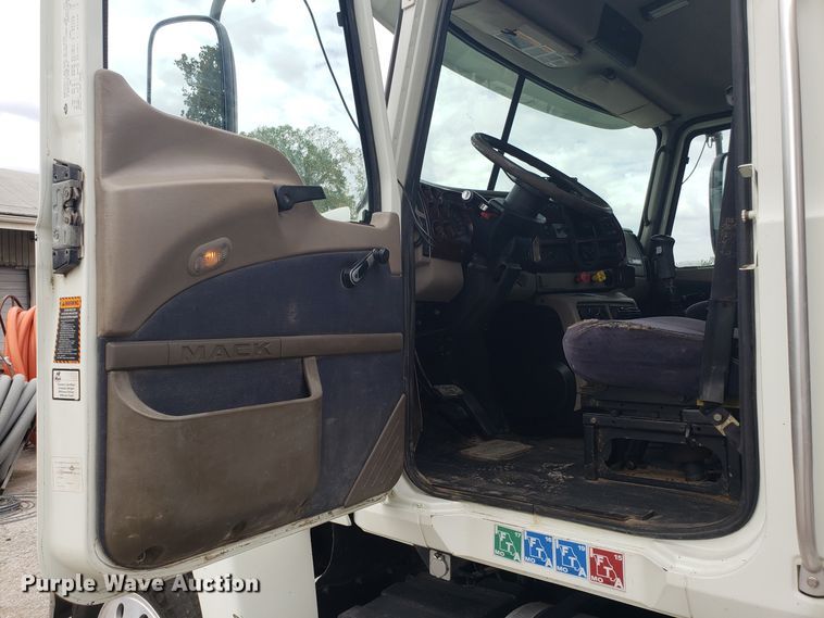 image for item DG7694 2005 Mack CH semi truck