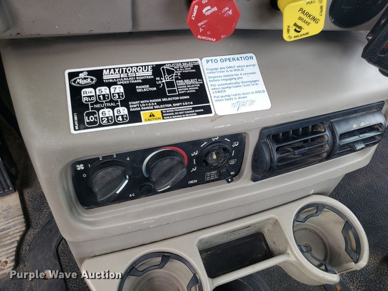 image for item DG7694 2005 Mack CH semi truck