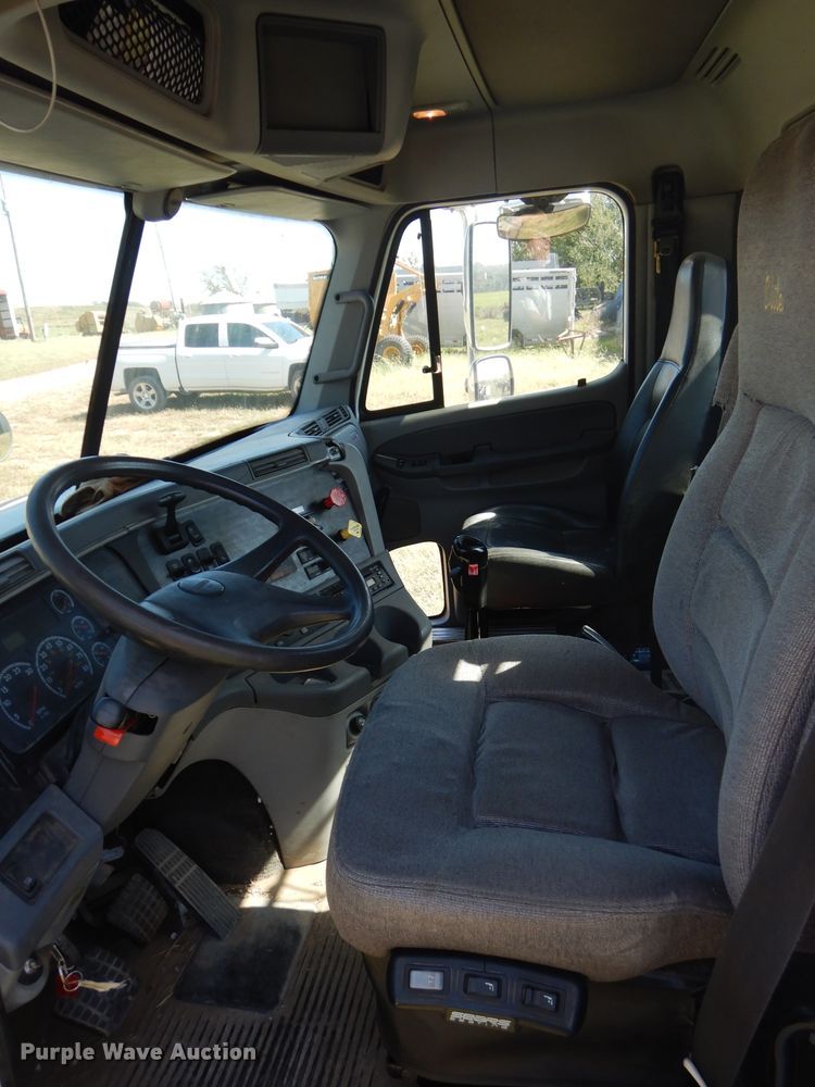 image for item DH2594 2006 Freightliner Columbia semi truck