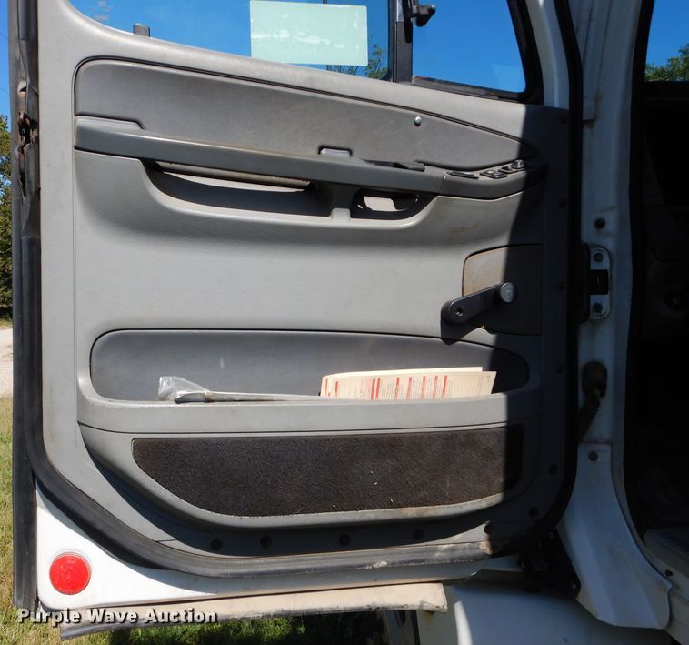 image for item DH2594 2006 Freightliner Columbia semi truck