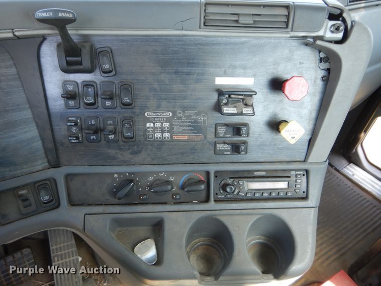 image for item DH2594 2006 Freightliner Columbia semi truck