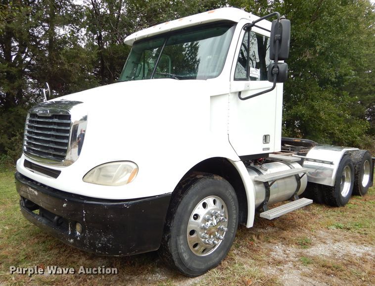 image for item DH2624 2005 Freightliner Columbia semi truck