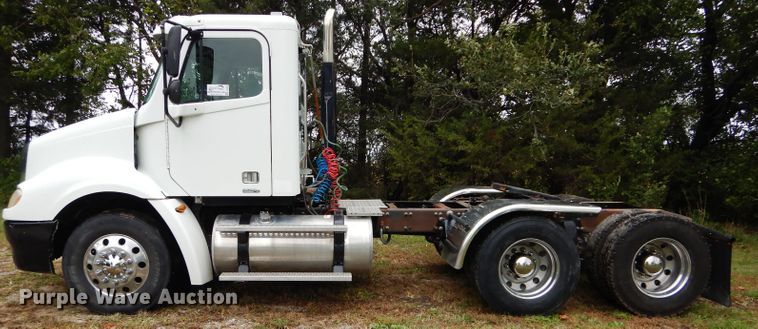 image for item DH2624 2005 Freightliner Columbia semi truck