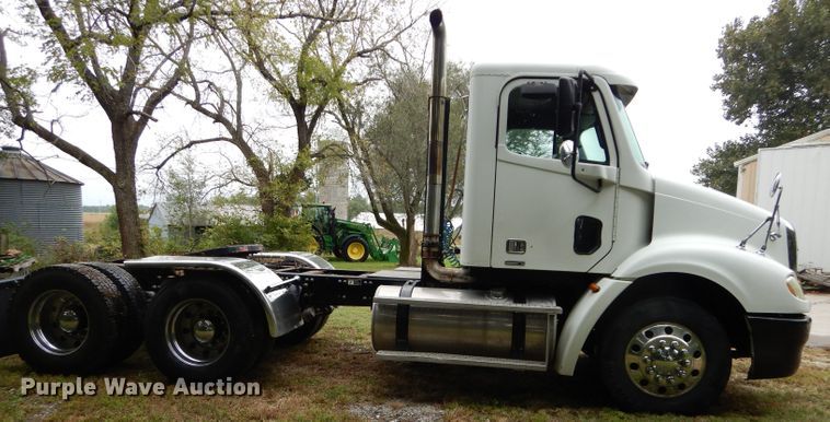 image for item DH2624 2005 Freightliner Columbia semi truck