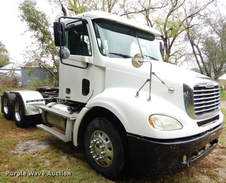 image for item DH2624 2005 Freightliner Columbia semi truck