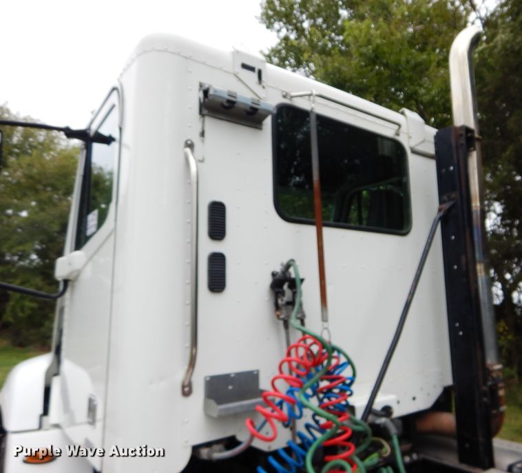 image for item DH2624 2005 Freightliner Columbia semi truck