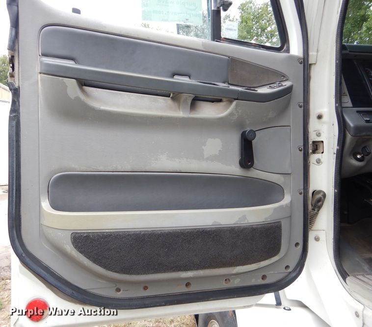 image for item DH2624 2005 Freightliner Columbia semi truck