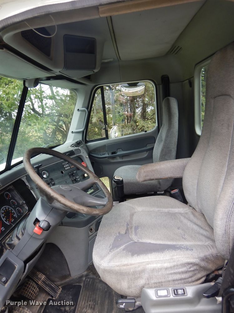 image for item DH2624 2005 Freightliner Columbia semi truck