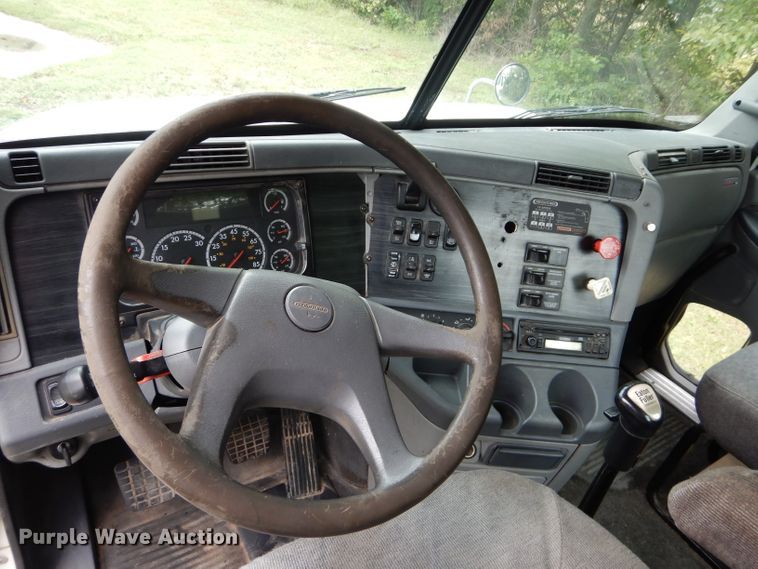 image for item DH2624 2005 Freightliner Columbia semi truck