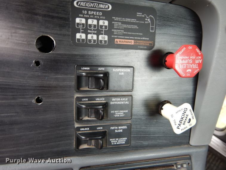 image for item DH2624 2005 Freightliner Columbia semi truck