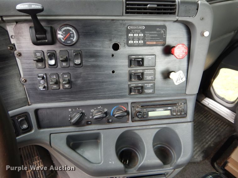 image for item DH2624 2005 Freightliner Columbia semi truck