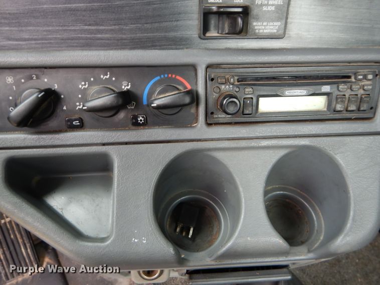 image for item DH2624 2005 Freightliner Columbia semi truck