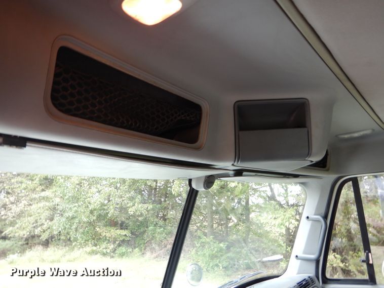 image for item DH2624 2005 Freightliner Columbia semi truck