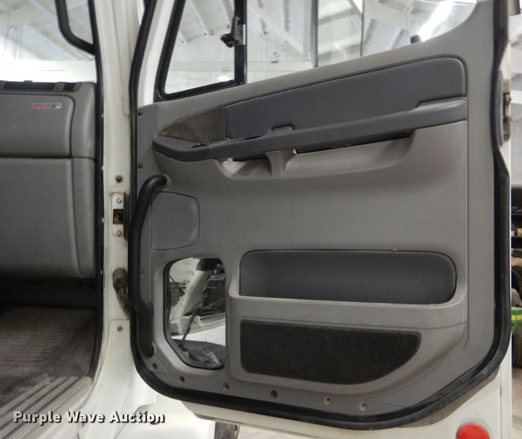 image for item DH2624 2005 Freightliner Columbia semi truck