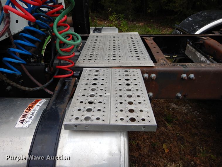 image for item DH2624 2005 Freightliner Columbia semi truck