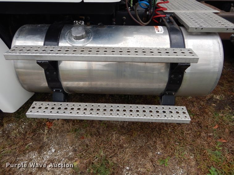 image for item DH2624 2005 Freightliner Columbia semi truck