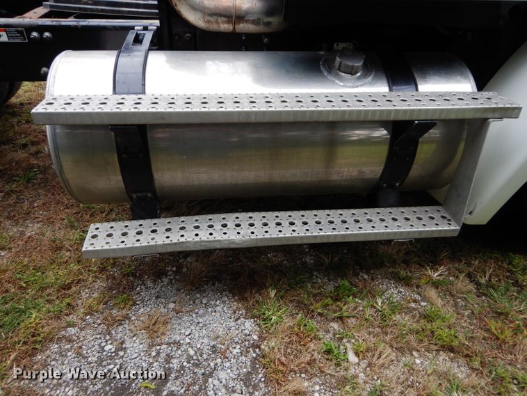 image for item DH2624 2005 Freightliner Columbia semi truck