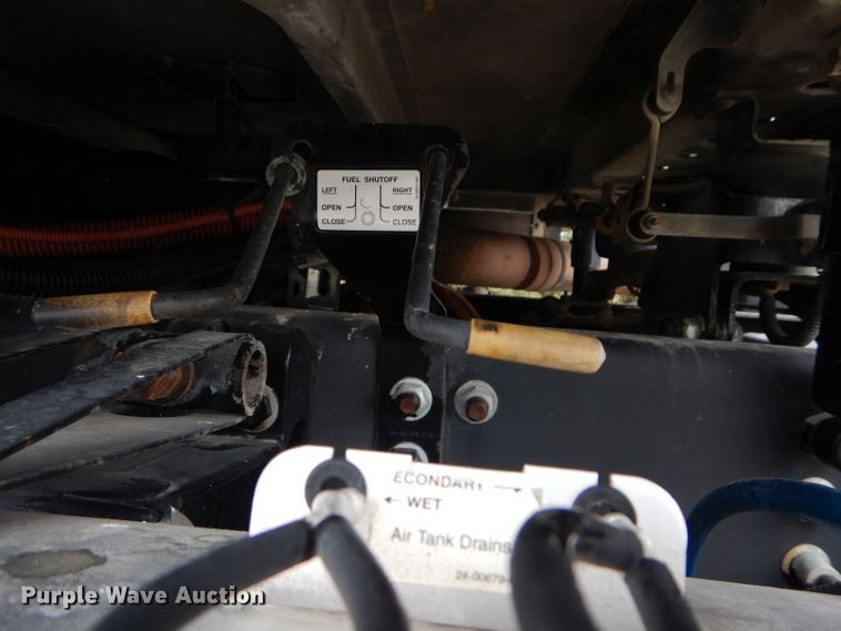 image for item DH2624 2005 Freightliner Columbia semi truck