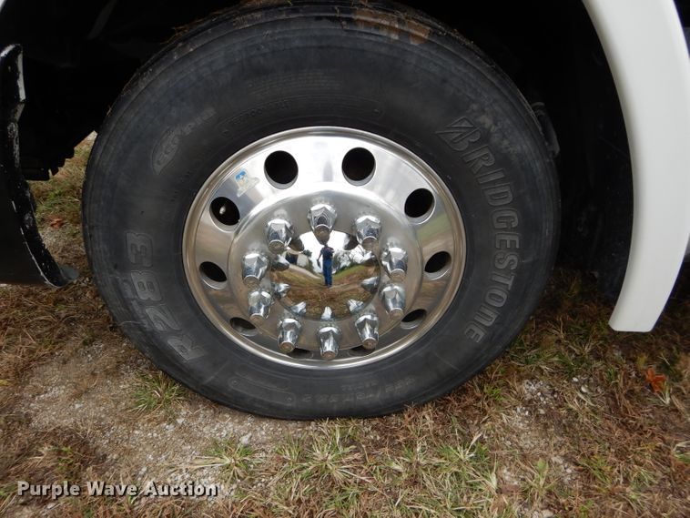 image for item DH2624 2005 Freightliner Columbia semi truck