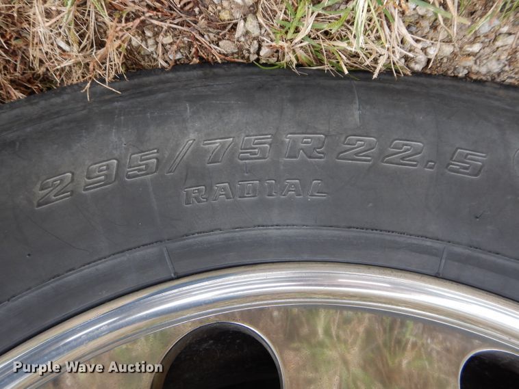 image for item DH2624 2005 Freightliner Columbia semi truck