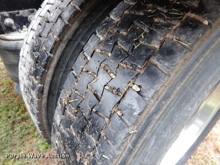 image for item DH2624 2005 Freightliner Columbia semi truck