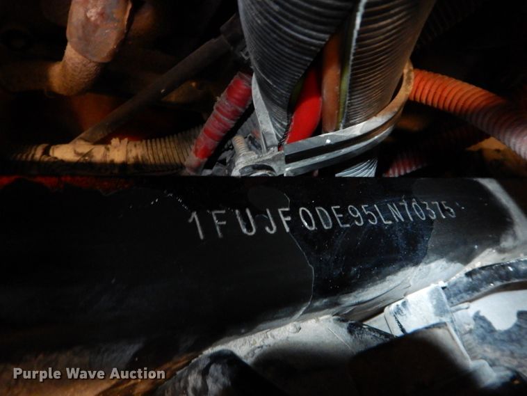 image for item DH2624 2005 Freightliner Columbia semi truck