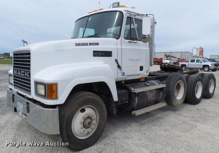 image for item DI0694 1996 Mack CH613 semi truck