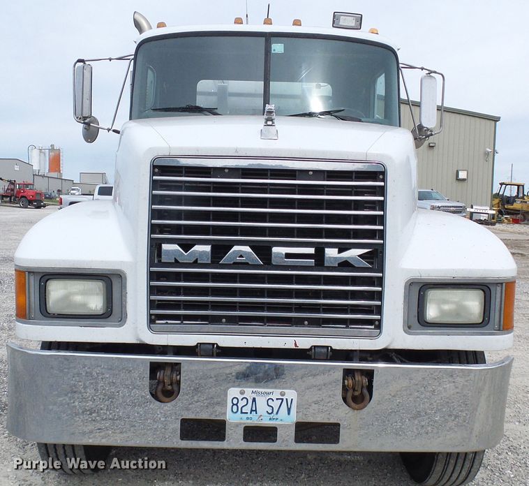 image for item DI0694 1996 Mack CH613 semi truck