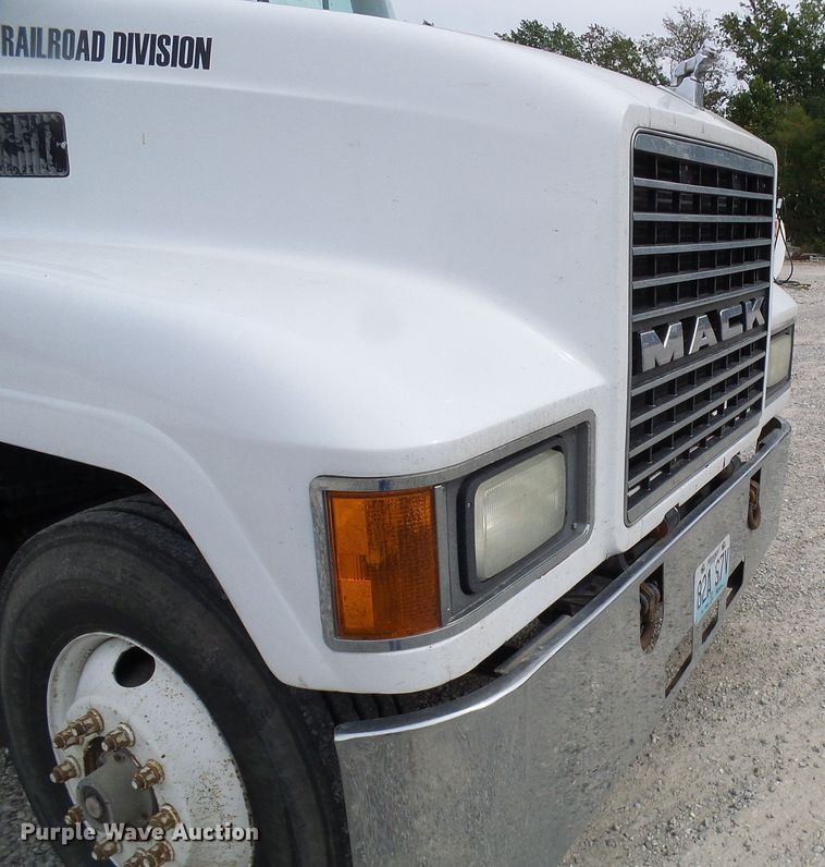 image for item DI0694 1996 Mack CH613 semi truck
