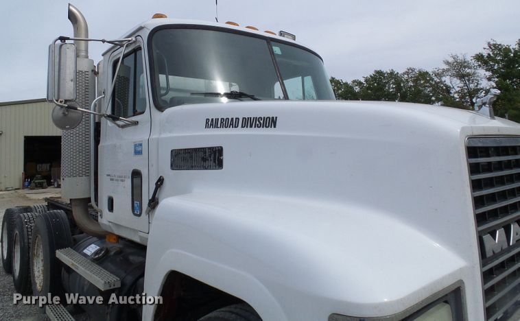 image for item DI0694 1996 Mack CH613 semi truck