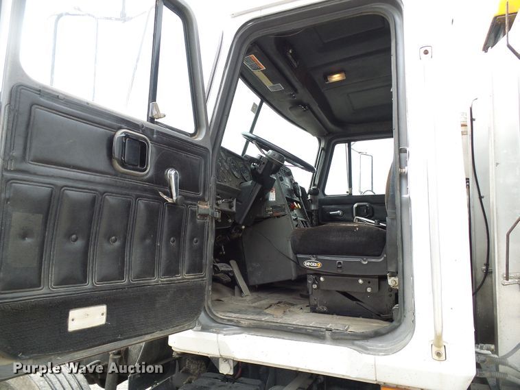 image for item DI0694 1996 Mack CH613 semi truck