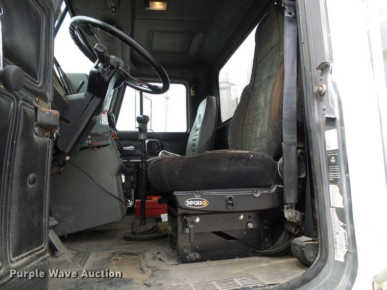 image for item DI0694 1996 Mack CH613 semi truck