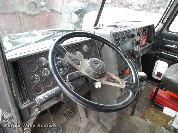 image for item DI0694 1996 Mack CH613 semi truck