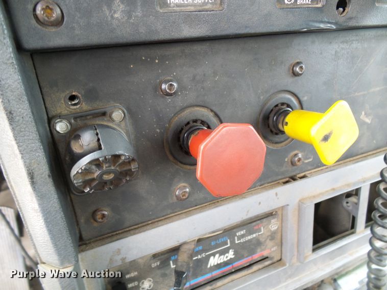 image for item DI0694 1996 Mack CH613 semi truck