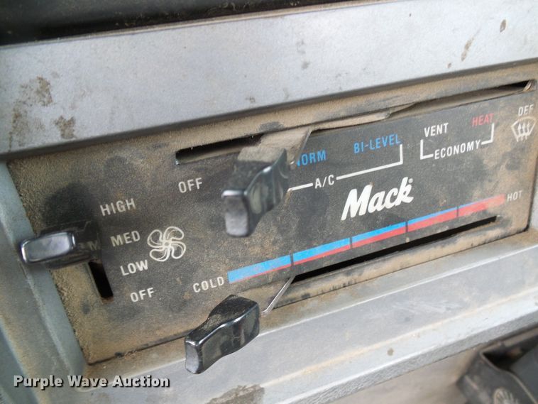 image for item DI0694 1996 Mack CH613 semi truck